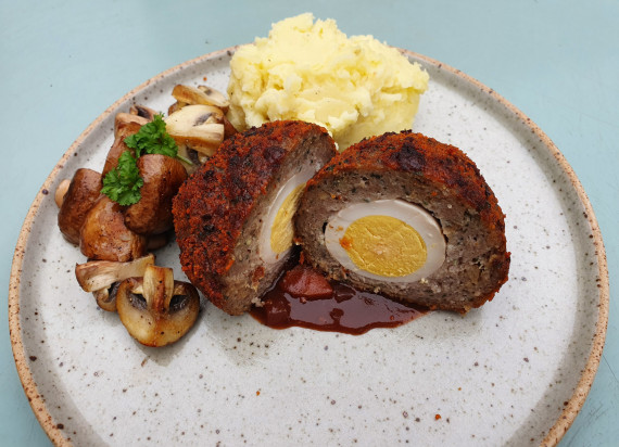 Volgelnestje met rode wijnsaus, gebakken champignons en aardappelpuree