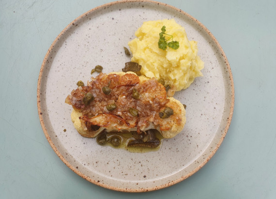 Gebakken bloemkool met kappertjes en aardappelpuree met gekonfijte look