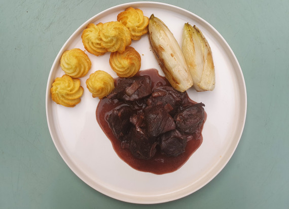 Hertenragout met pomme duchesse en gebakken witloof