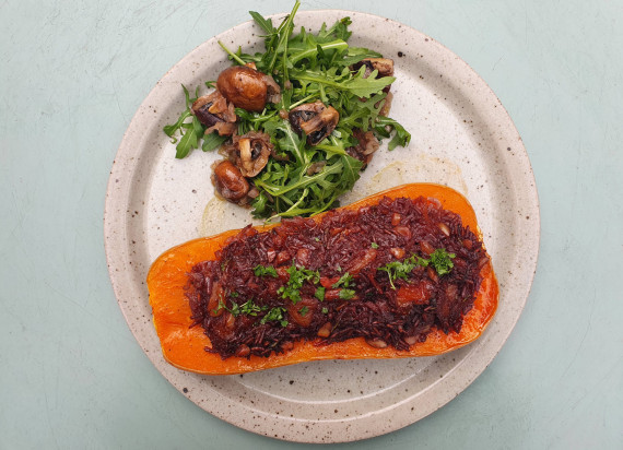 Gebakken pompoen, gevuld met tomaat, hazelnoten en rijst en slaatje met escabeche van paddenstoelen