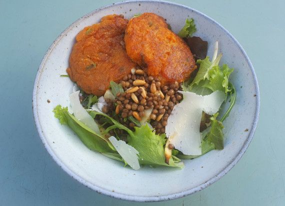 Salade van linzen en geroosterde pastinaak met gebakken zoete aardappel