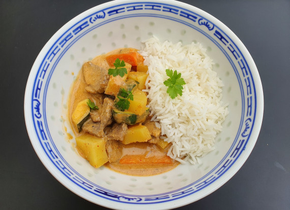 Massaman curry met rundsvlees, pinda en gestoomde rijst