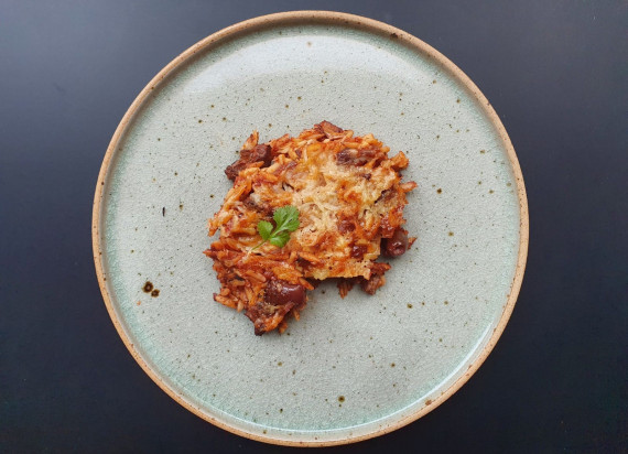 Griekse ovenschotel met lamsvlees, rode wijn en griekse pasta
