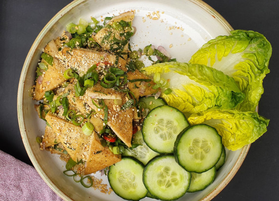 Thaise salade met gebakken tofu en rijst