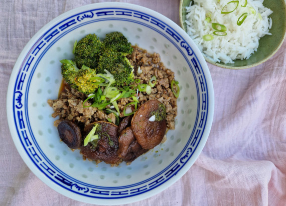 Gebakken gehakt "szechuan style", broccoli en gemberrijst