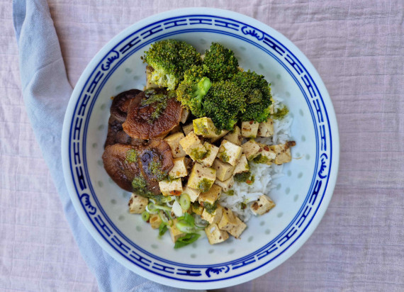 Tofu "szechuan style", broccoli en gemberrijst