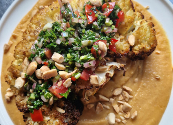 Bloemkoolsteak met crème van kikkererwten en bonen en chimichurri