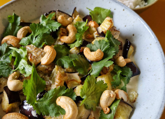 Gele curry met geroosterde aubergine, bloemkool, tofu, cashewnoten en rijst
