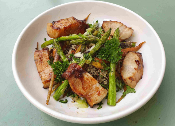 Quinoa salade met wortel, groene asperges en gelakt buikspek