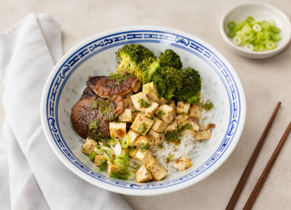 Tofu "szechuan style", broccoli en gemberrijst