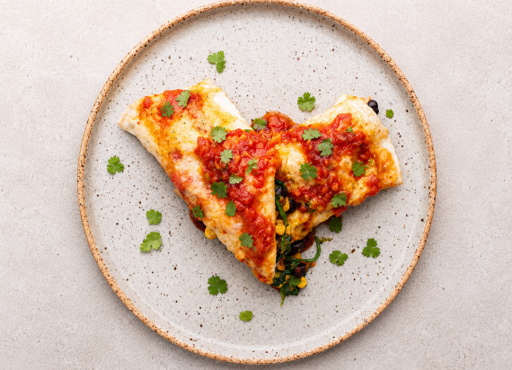 Enchilada met zwarte bonen, spinazie en cheddar