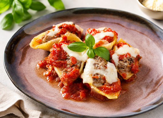 Conchiglioni gevuld met gehakt, mozzarella, pijnboompitten en peterselie