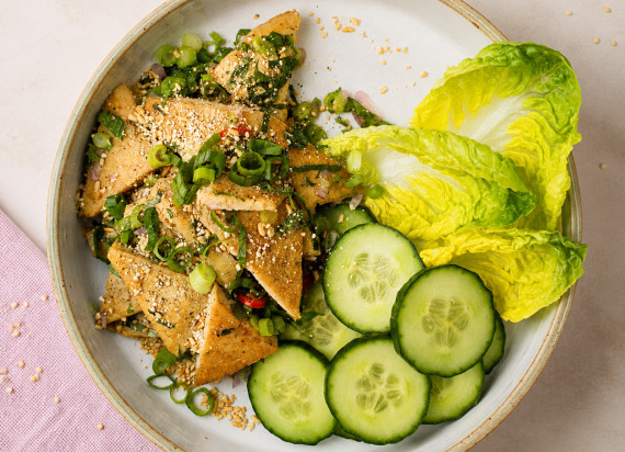 Thaise salade met gebakken tofu en rijst