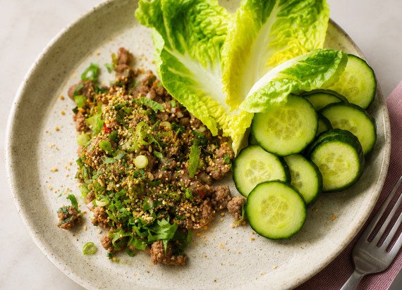 Thaise salade met gebakken gehakt en rijst
