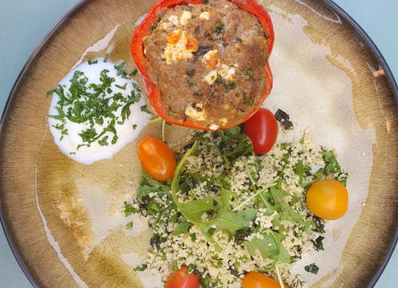 Rode paprika gevuld met lamsgehakt en couscous salade