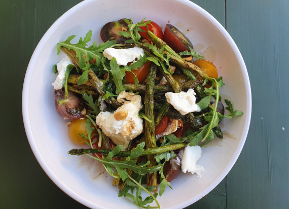 Burrata met gegrilde groene asperges, kerstomaten, hazelnoten en rucola