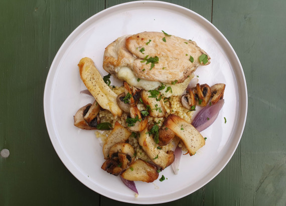 Kipfilet gevuld met mozzarella en oregano, fregola met gebakken paddenstoelen en rode ui