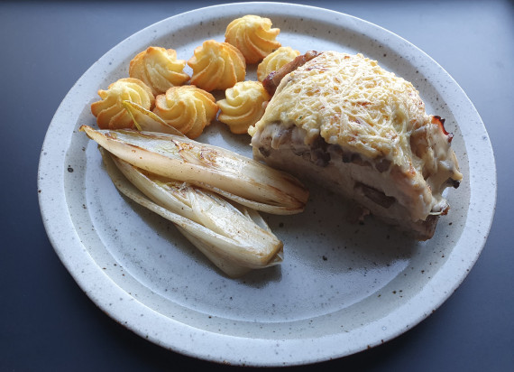 Orloff gebraad met duxelle van champignons, gebakken witloof en pomme duchesse