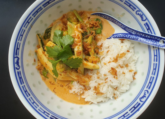 Thaise rode curry met rundsvlees, broccoli, paksoi en rijst