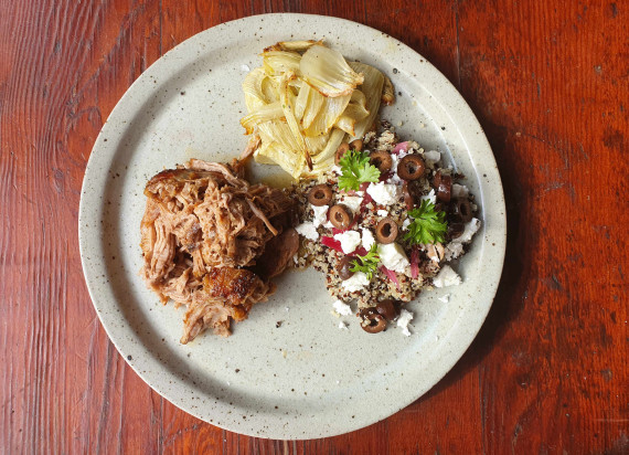 Pulled lamb met quinoa, feta, zwarte olijven en venkel