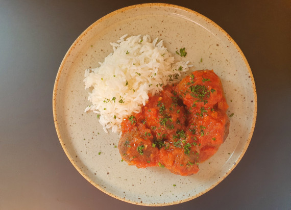 Pittige gehaktballetjes met chorizo, parmezaanse kaas, tomatensaus en gebakken rijst