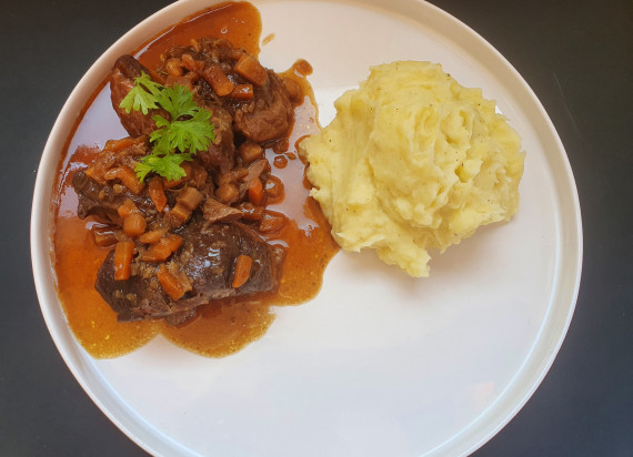 Stoverij van varkenswangen met aardappelpuree