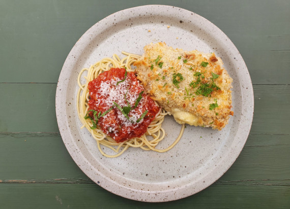 Kipschnitzel gevuld met pas de rouge en spaghetti met kappers, tomaat en parmezaan
